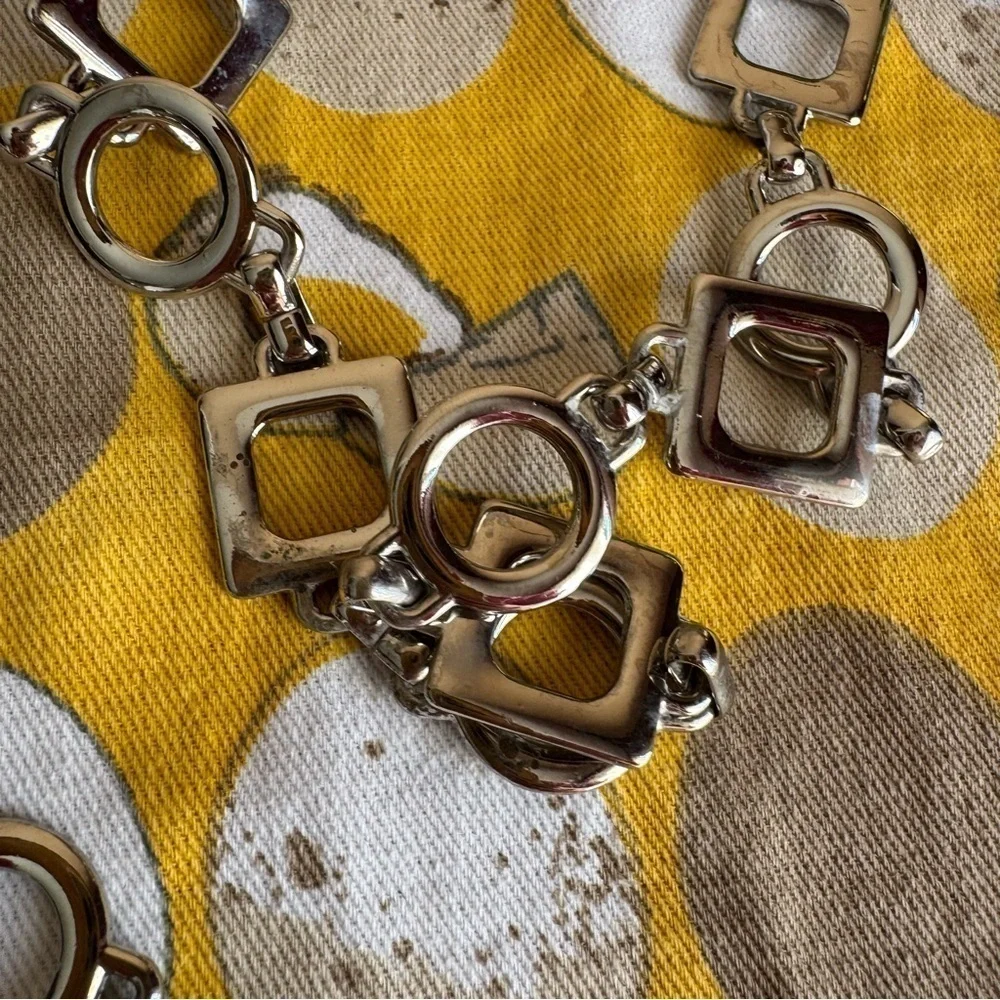 Square and circular chain link belt
